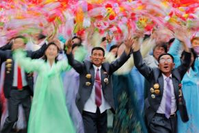 Foto: Šedý Pchjongjang projasnily barvy. Sjezd zakončil masový průvod na počest diktátora