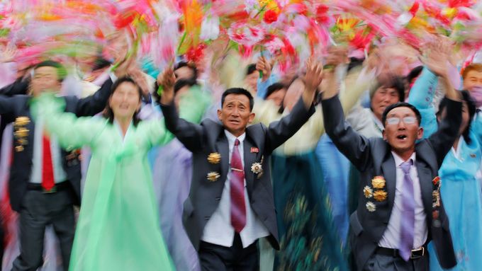 Foto: Šedý Pchjongjang projasnily barvy. Sjezd zakončil masový průvod na počest diktátora