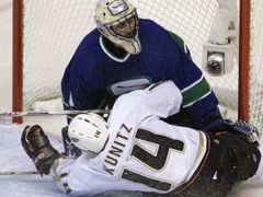 Brankář Vancouveru Canucks Roberto Luongo Chrise Kunitze z Anaheimu do sítě nepustil. Tři střely však ano a jeho tým doma prohrál 2:3.