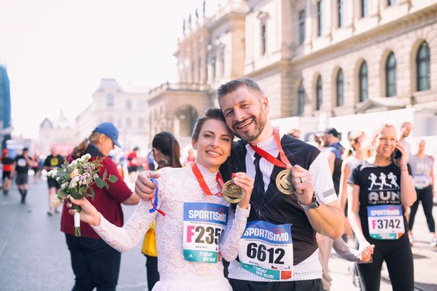 Běžecké manželství, jak má být. Soňa s Michalem se vzali přímo na trati během pražského půlmaratonu v roce 2018.