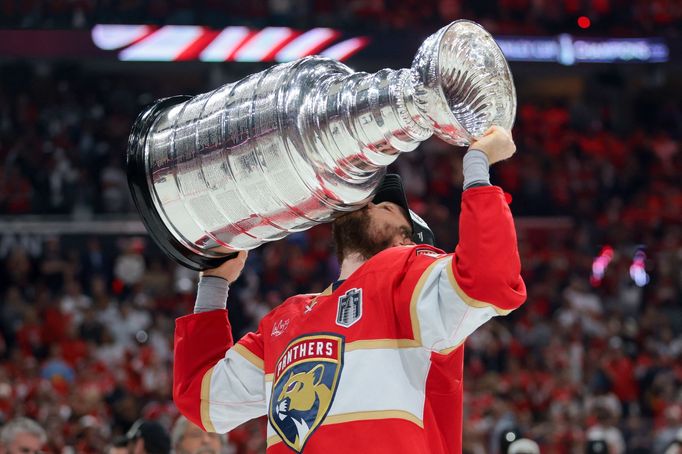 Hokejista Floridy Sam Reinhart po zisku Stanley Cupu 2025