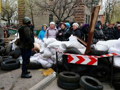 Neznámí ozbrojenci obsadili policejní strážnici ve Slavjansku. (12. dubna 2014)
