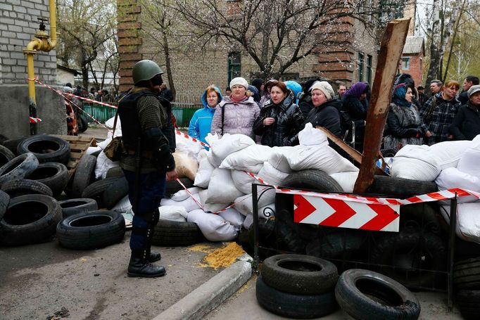 Neznámí ozbrojenci obsadili policejní strážnici ve Slavjansku. (12. dubna 2014)