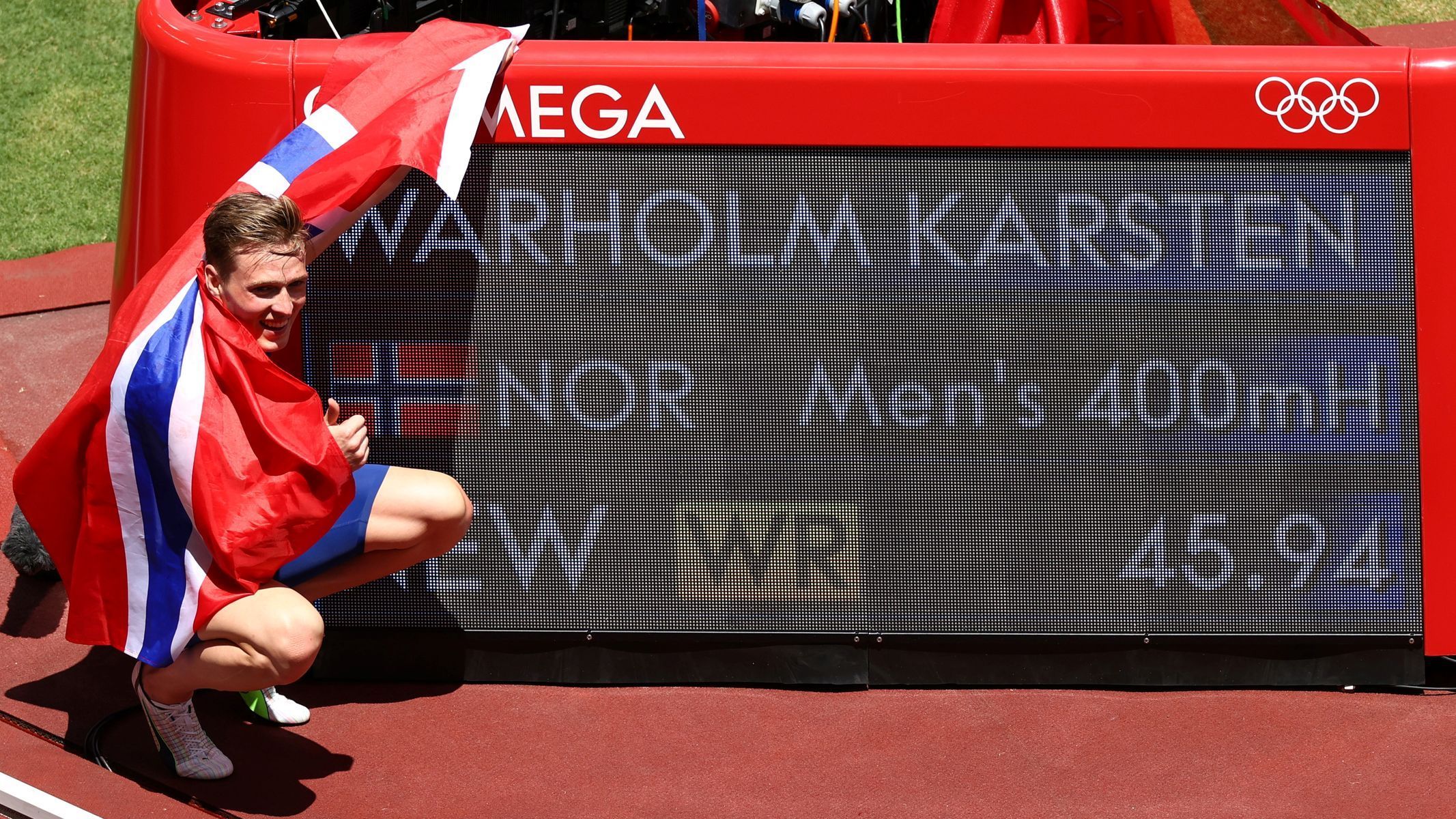 Karsten Warholm z Norska slaví světový rekord ve finále běhu na 400 metrů překážek na OH 2020