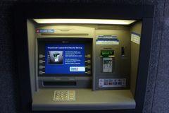 V Česku už lze vybírat skoro ze 4 tisíc bankomatů