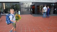 Pro čtrnáct prvňáků se dnes otevřela první škola zřizovaná státní univerzitou.