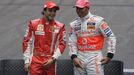 Felipe Massa ze stáje Ferrari (vlevo) v přátelském rozhovoru se svým rivalem Lewisem Hamiltonem před rozhodujícím závodem celé sezony.