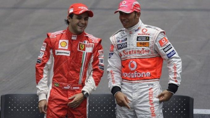 Felipe Massa ze stáje Ferrari (vlevo) v přátelském rozhovoru se svým rivalem Lewisem Hamiltonem před rozhodujícím závodem celé sezony.