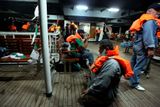 Na palubě turecké lodi Mavi Marmara byli novináři, k dispozici jsou proto i snímky z chvil, než izraelský úder přišel. Fotografie zachycuje propalestinské aktivisty v záchranných vestách, jak se na palubě modlí.
