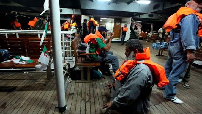 Na palubě turecké lodi Mavi Marmara byli i novináře, můžeme proto nabídnout snímek z chvil, než izraelský úder přišel. Fotografie zachycuje propalestinské aktivisty v záchranných vestách, jak se na palubě modlí.