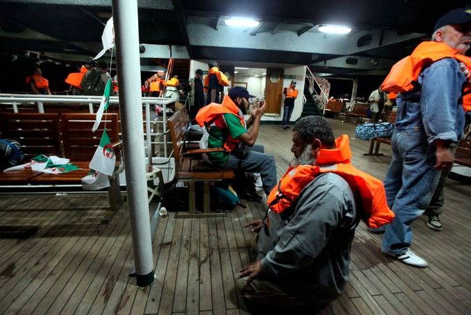 Na palubě turecké lodi Mavi Marmara byli i novináře, můžeme proto nabídnout snímek z chvil, než izraelský úder přišel. Fotografie zachycuje propalestinské aktivisty v záchranných vestách, jak se na palubě modlí.