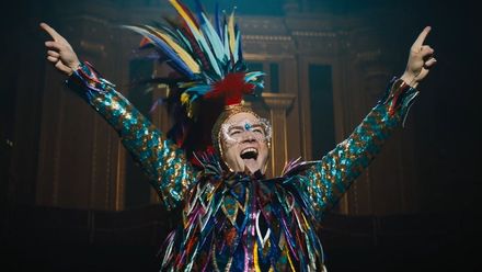 Rocketman je fantazie o Eltonu Johnovi. Film utíká od smutku k zábavě