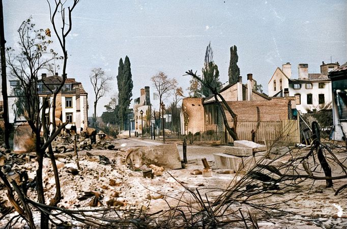 Varšava, Polsko, září 1939: Pohled na zničené město po německém bombardování během obléhání. Kolorovaný snímek.