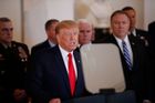 Impeachment je podvod, politická hra demokratů, řekl Trump před odletem z Davosu