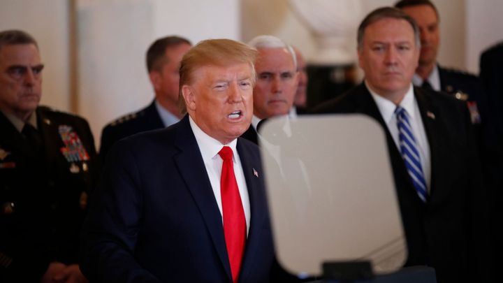 Impeachment je podvod, politická hra demokratů, řekl Trump před odletem z Davosu