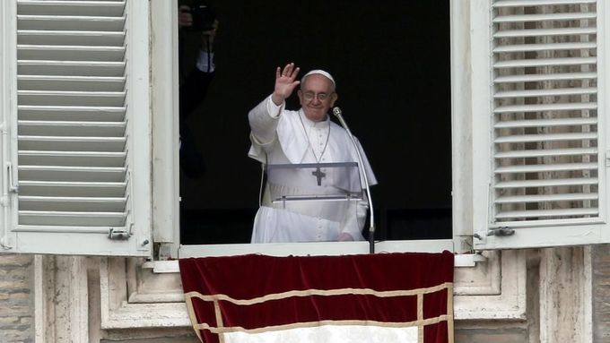 Papež František nabádá po inauguraci věřící (i nevěřící): Myslete na chudé, staré a bezmocné.