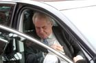 I jako prezident sedá Miloš Zeman vedle řidiče.