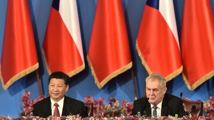 Čínský prezident Si Ťin-pching a Miloš Zeman na Žofínském fóru. Kšeft ano, uprchlíky z Číny ne.
