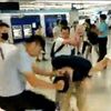 Maskovaní muži vtrhli na nádraží v Hongkongu