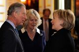 Hillary Clintonová v družném hovoru s princem Charlesem a jeho manželkou Camillou Parkerovou-Bowlesovou na konferenci o globálním oteplování v paláci Sv. Jakuba, kterou zde princ Charles vpředvečer summitu lídrů G20 uspořádal.