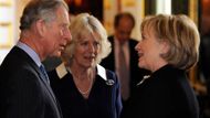 Hillary Clintonová v družném hovoru s princem Charlesem a jeho manželkou Camillou Parkerovou-Bowlesovou na konferenci o globálním oteplování v paláci Sv. Jakuba, kterou zde princ Charles vpředvečer summitu lídrů G20 uspořádal.