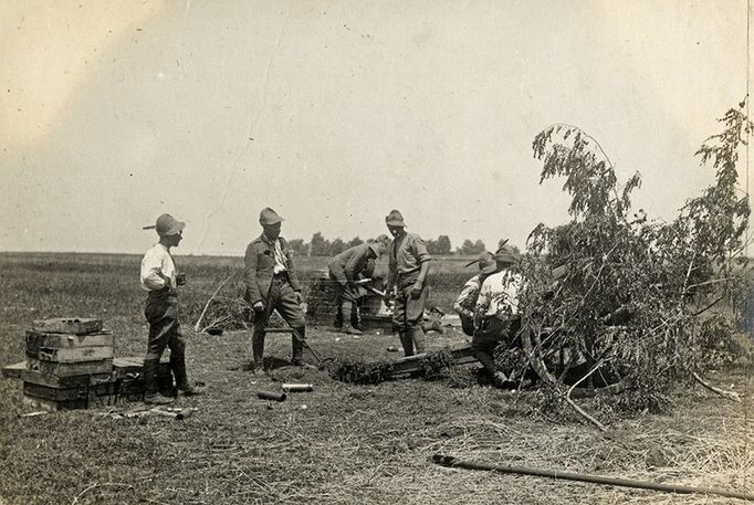 Čs. dělostřelci z italské legie v boji u Nových Zámků.