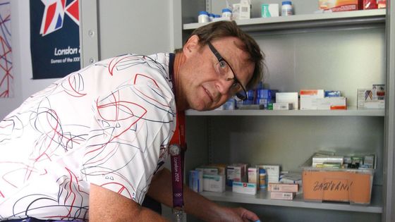 FOTO Čeští lékaři přivezli do Londýna desítky kilogramů léků