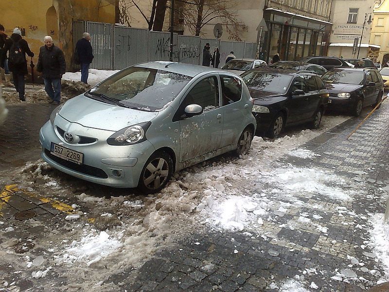 Po kalamitě přišlo oteplení. A těžký sníh padá ze střech
