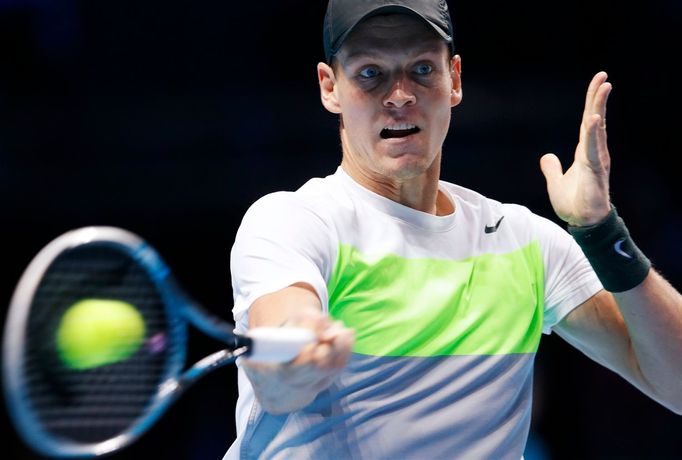 Český tenista Tomáš Berdych v utkání se Srbem Novakem Djokovičem během Turnaje mistrů 2012.