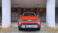 Speciální celní přirážka na elektromobily z Číny se dotkla například i Dacie Spring, kterou pro Evropu vyrábí Dongfeng. Jak to Dacia dělá, že dokáže auto zatížené clem ve výši 30,7 % prodávat za 419 900 včetně DPH, zůstává záhadou.