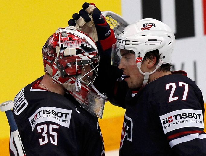 Justin Faulk chválí brankáře Jimmyho Howarda po utkání MS v hokeji 2012 USA - Francie.