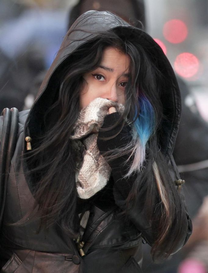 A woman covers her face as snow begins to fall in New York, November 7, 2012. A wintry storm dropped snow on the Northeast and threatened to bring dangerous winds and flooding to a region still climbing out from the devastation of superstorm Sandy. REUTERS/Brendan McDermid (UNITED STATES - Tags: DISASTER ENVIRONMENT) Published: Lis. 7, 2012, 8:11 odp.