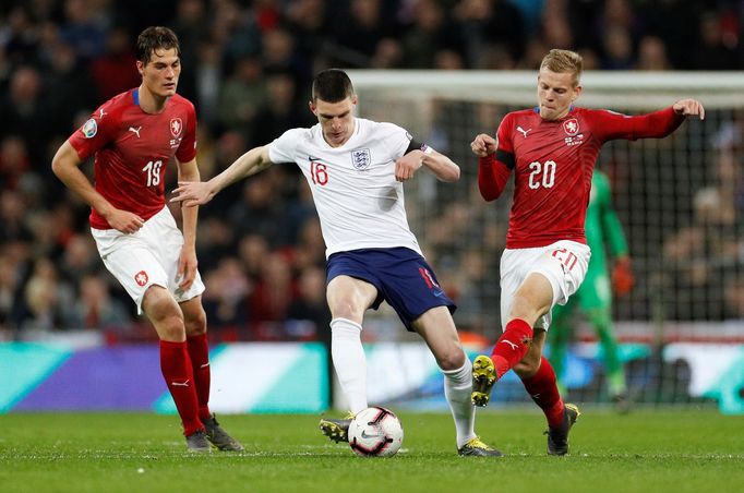 Patrik Schick, Declan Rice a Matěj Vydra v zápase kvalifikace ME 2020 Anglie - Česko.