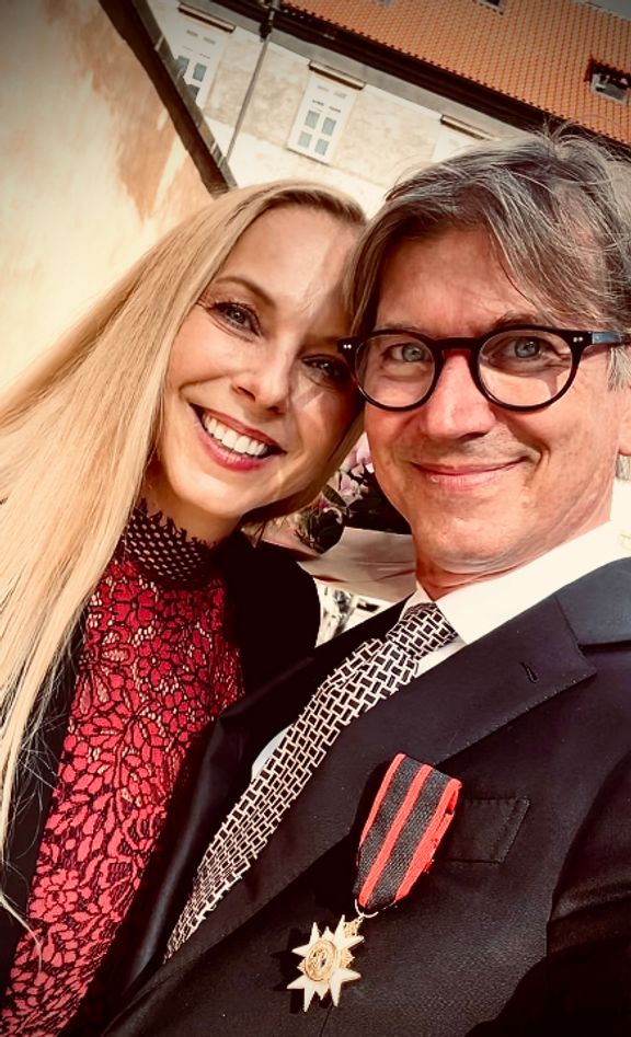 Režisér Jiří Strach se svojí manželkou Magdalenou a Řádem svatého Silvestra od papeže Lva XIV.