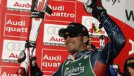 Americký sjezdař Bode Miller se raduje z vítězství v legendárním sjezdu ve Wengenu.