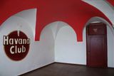 Několik posledních let tady býval diskoklub se sytě červeným stropem a nápisem Havana Club. 