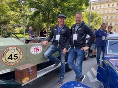 Juri Castricum a Sven Baas ve Vauxhallu. Na závod 1000 mil československých dorazili vůbec poprvé.