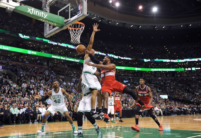 John Wall z Washingtonu se pokouší něco vymyslet na obranu Bostonu