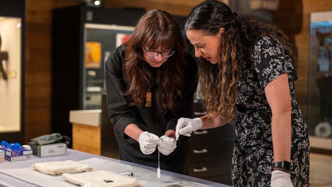 Sabrina Higgins (vpravo) a Barbara Hilden (vlevo) zkoumají vzácné artefakty, které byly darovány SFU ke studiu.