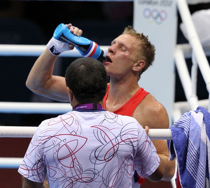 Český boxer Zdeněk Chládek bojuje v kategorii do 64 kg s Mongolem Munch-Erdene Urančimegem na OH 2012 v Londýně.