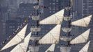 Sailors line the mast of the tall ship ARC Gloria, training ship and official flagship of the Colombian Navy, as it make its way up the Hudson River past lower Manhattan while arriving for the 25th annual Fleet Week celebration in New York May 23, 2012. REUTERS/Eduardo Munoz (UNITED STATES - Tags: MILITARY ANNIVERSARY TRANSPORT MARITIME) Published: Kvě. 23, 2012, 11:10 odp.