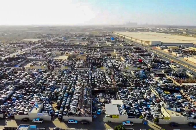 Fotografie nečekaných objevů cenných automobilů, které se ve světě našly v garážích, stodolách a jiných místech.