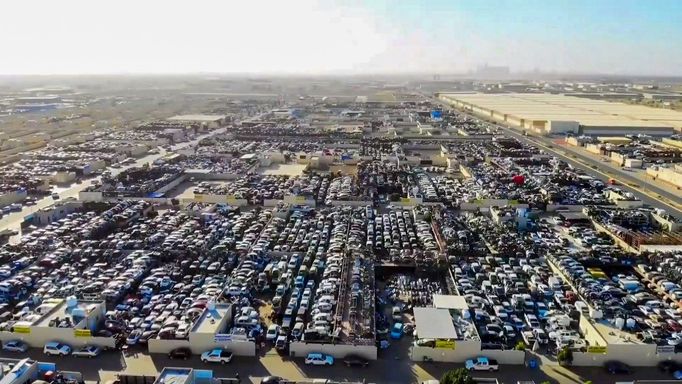 Fotografie nečekaných objevů cenných automobilů, které se ve světě našly v garážích, stodolách a jiných místech.