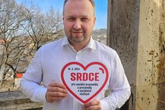 Sociální pracovníci neziskovek třou bídu s nouzí. Stát na ně kašle