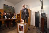 Generál Petr Pavel odevzdal svůj hlas už v pátek v domovském Černoučku na Litoměřicku. Ve své domovské obci vyhrál přesvědčivě se ziskem 81,61 procenta hlasů.