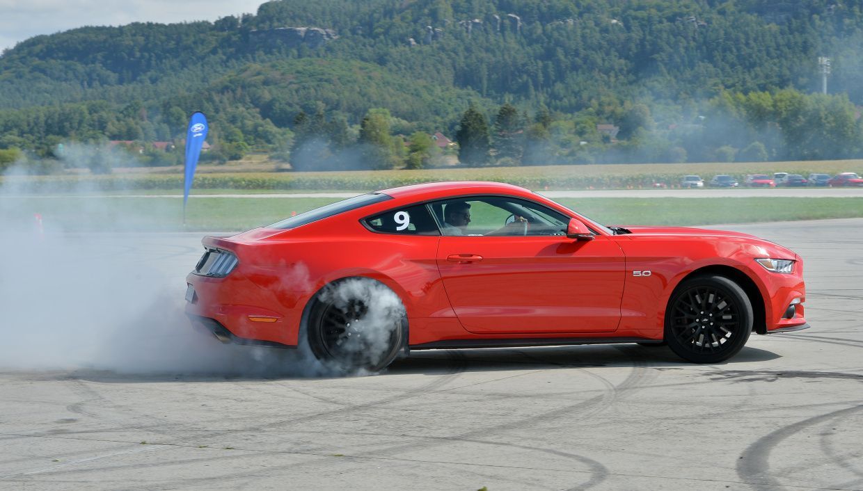 Ford Mustang 2015 - pálení gum