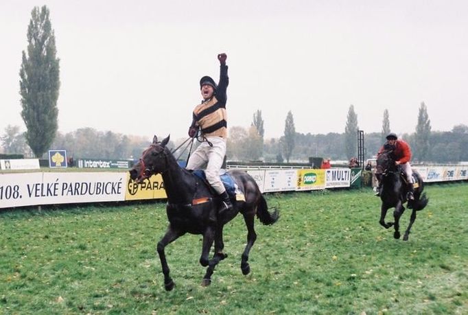 Peruán s žokejem Zdeňkem Matysíkem vítězí ve Velké pardubické 1998.