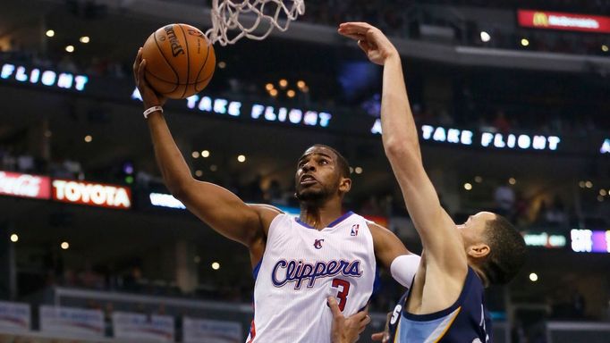 Chris Paul z Los Angeles Clippers střílí koš proti Memphisu v 1. kole play off