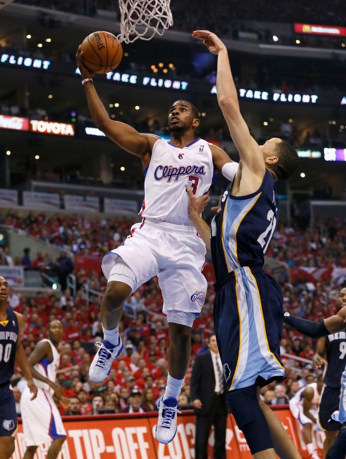 Chris Paul z Los Angeles Clippers střílí koš proti Memphisu v 1. kole play off