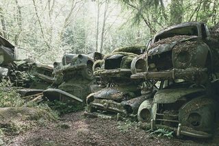 Fotografie nečekaných objevů cenných automobilů, které se ve světě našly v garážích, stodolách a jiných místech.